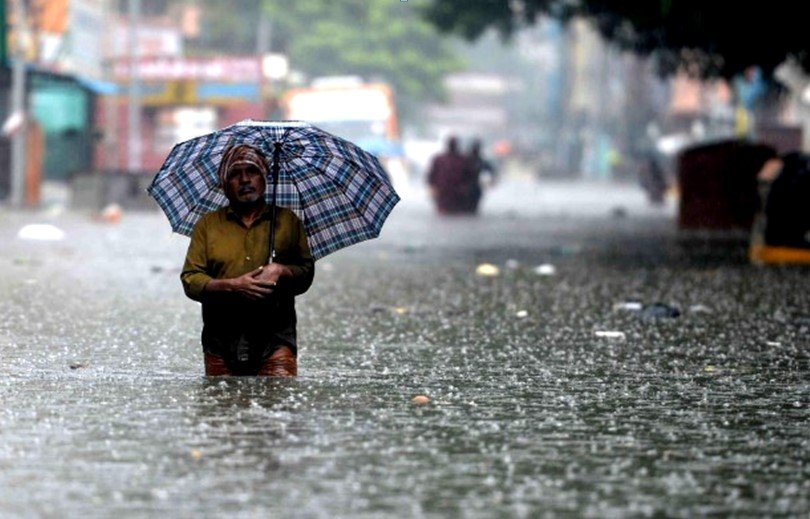 बारिश के कारण तमिलनाडु के कई हिस्सों में बाढ़ जैसी स्थिति सड़कें और रिहायशी इलाके जलमग्न Gaon 0475