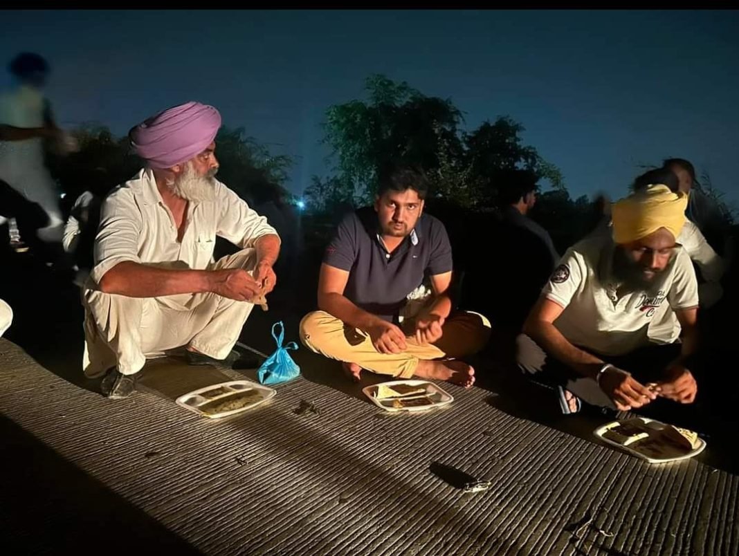 Mandeep Punia eating with farmers in the protest