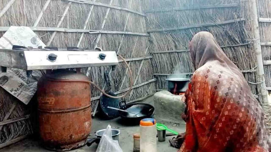 Women start burning clay stoves again due to expensive cylinders