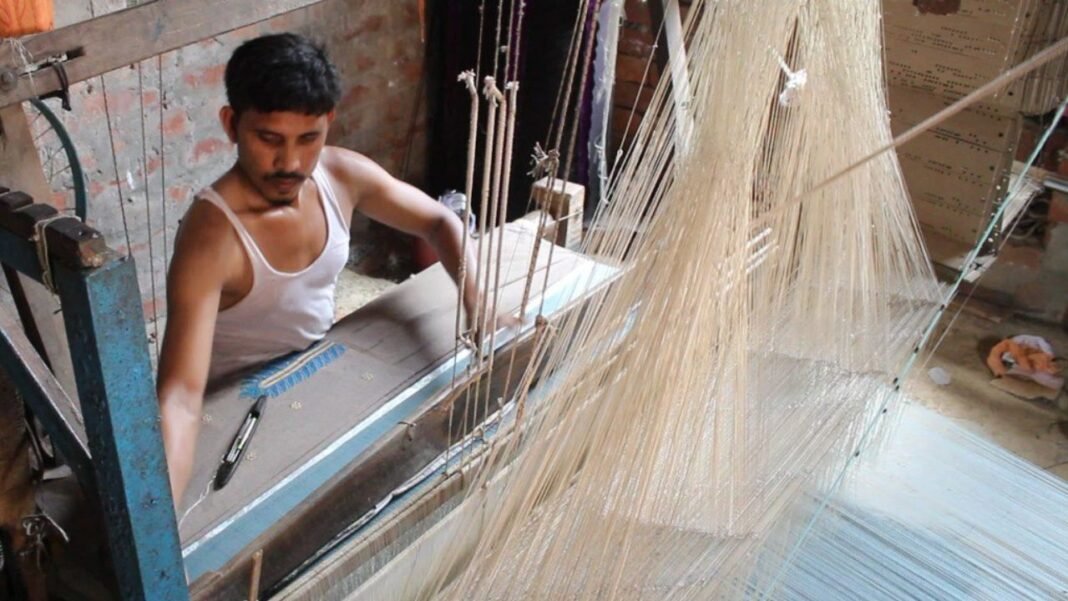 Varanasi : कमरतोड़ महंगाई के दौर में बनारसी साड़ी के मजदूर तंगहाल में गुजार रहे हैं जीवन